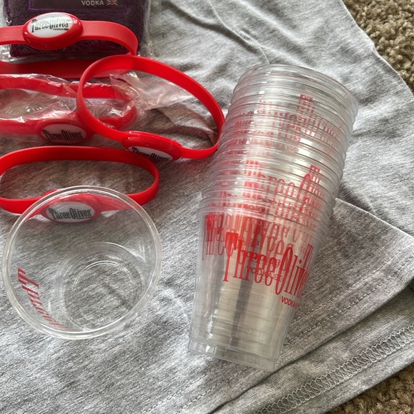 1352- Lot of Three Olives Vodka XL tshirt, headband necklace shot glasses, cups - Picture 4 of 12